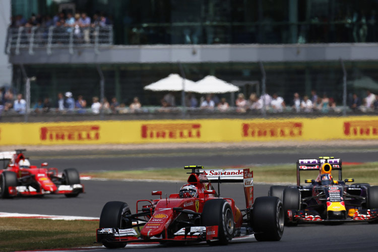 Daniil Kvyat klebte über Runden an Sebastian Vettels Heck