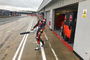 Loris Baz mit dem Akku-Staubsauger vor der KTM-Box