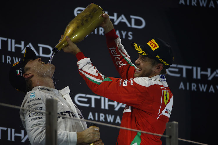 Sebastian Vettel feiert mit Nico Rosberg