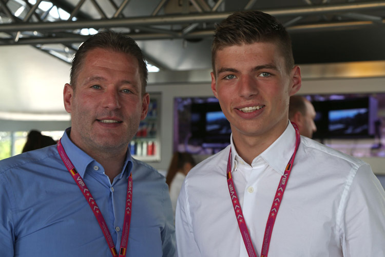 Zu Besuch in der Energy Station am Hockenheimring: Jos und Max Verstappen waren am Sonntagmorgen vor dem Deutschland-GP bei Red Bull zu Besuch