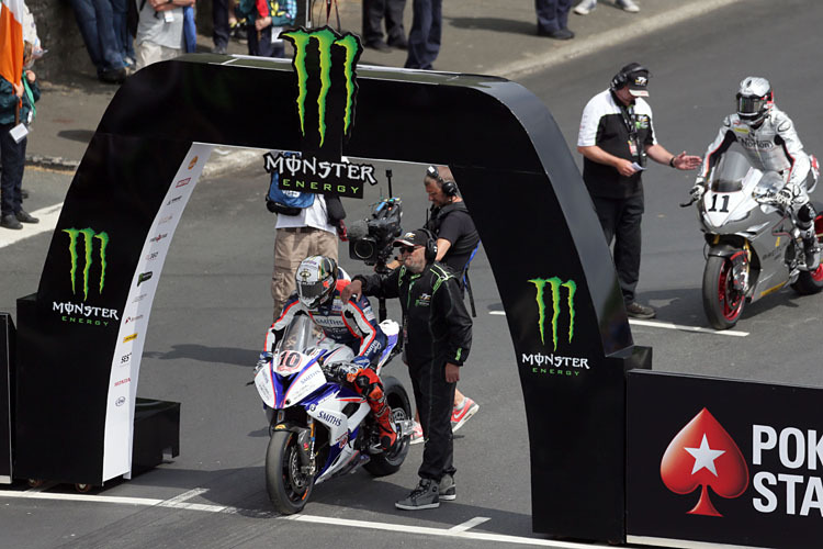 Peter Hickman macht sich auf dem Weg zu seinem Sieg in der Senior-TT