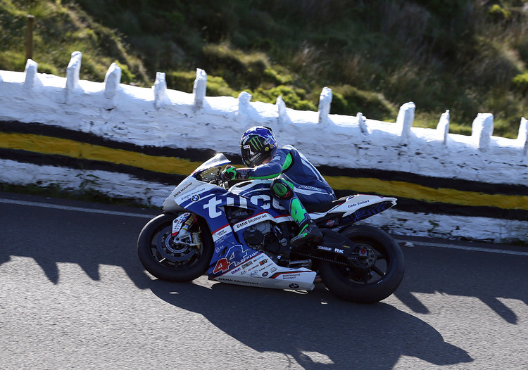 Ian Hutchinson gewinnt die Superstock-TT zum dritten Mal in Folge