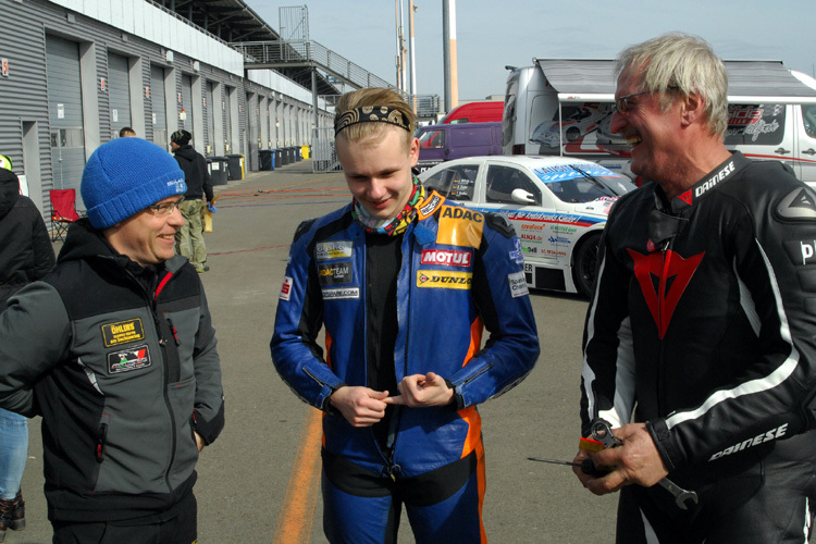 Der ehemalige GP-Pilot Steve Jenkner mit seinem Sohn Moritz Jenkner (Mitte/Yamaha R6-Dunlop-Cup) und Stefan Tennstädt (ICGP/Klassik Trophy)