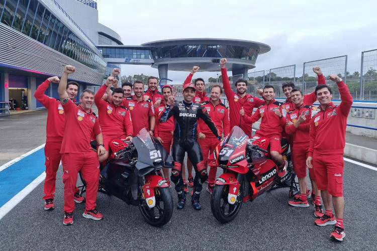 Das Ducati-MotoGP-Testteam um Michele Pirro