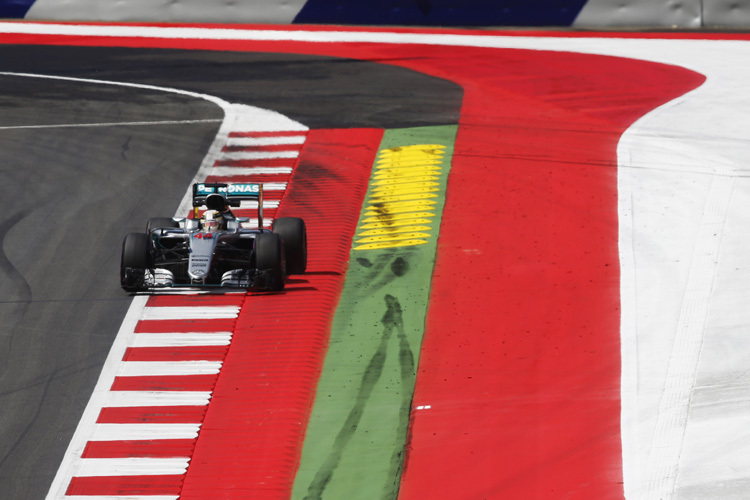 Lewis Hamilton wundert sich über die Randsteine
