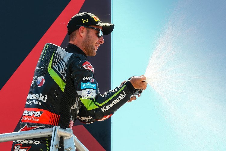 Jonathan Rea hat Übung an der Prosecco-Flasche