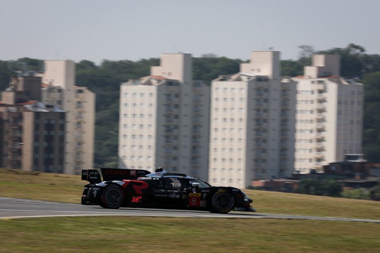 Ein Toyota GR010 Hybrid in Interlagos
