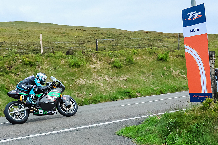 Michael Dunlop passiert erstmals im Renntempo die nach ihm benannte Kurve