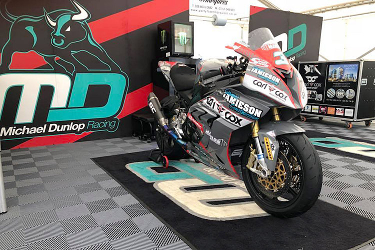 Die gesamte Boxenausrüstung von Michael Dunlop steht zum Verkauf