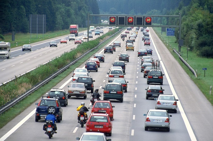 Verkehrsrealität in Mitteleuropa: Ohne Rechtsvorbeifahren geht es gar nicht