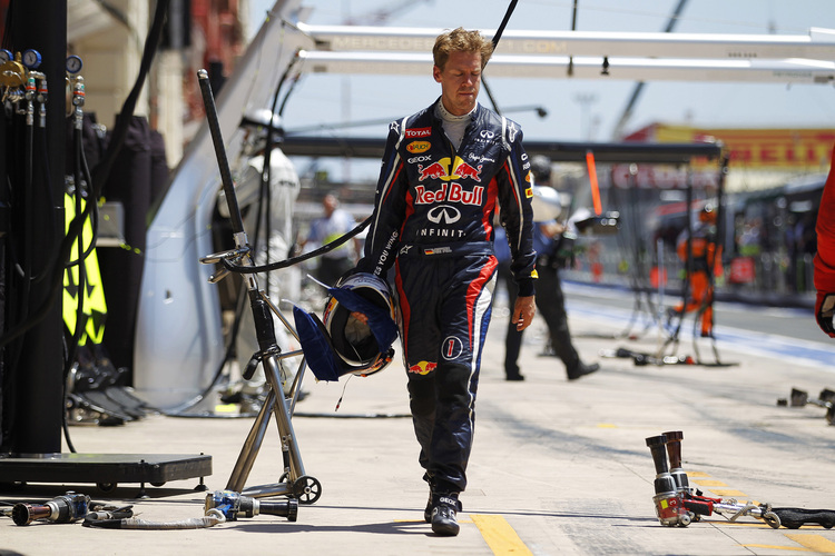 Zu Fuss zuruck zur Box: Sebastian Vettel