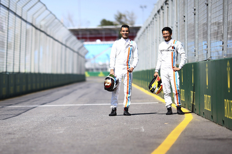 Pascal Wehrlein und Rio Haryanto schauen sich die Boxeneinfahrt an