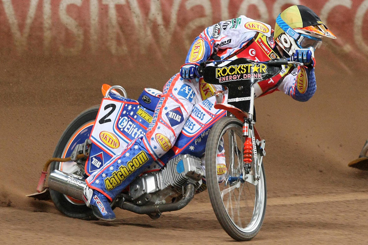 Jason Crump schaut sich nach den Gegnern um.