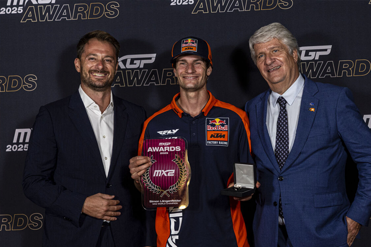 David Luongo (CEO Infront Moto Racing), Weltmeister Simon Längenfelder und FIM Präsident Jorge Viegas
