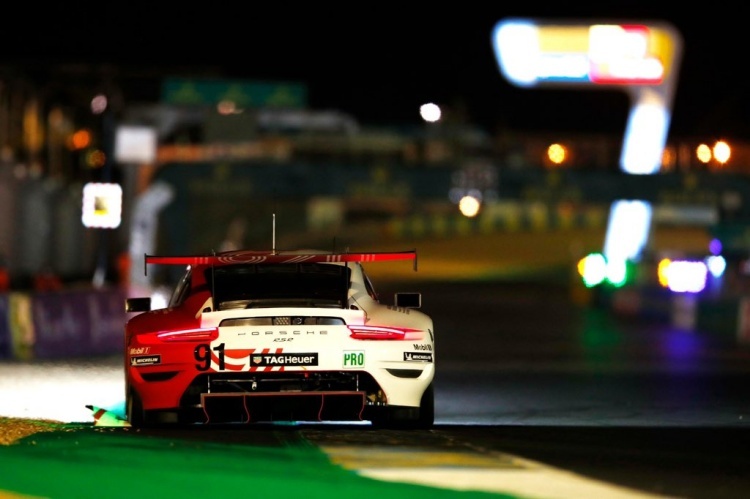 Der Werks-Porsche auf Start/Ziel in der Nacht
