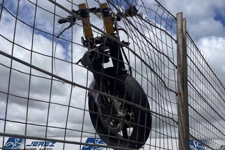 Es war einmal eine ganze Moto2-Boscoscuro. Zum Glück blieb Pilot Ai Ogura unverletzt