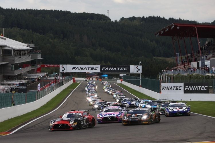 Start frei: Der Mercedes-AMG GT3 von Raffaele Marciello führt die 24h Spa an