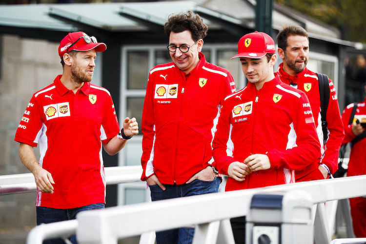 Mattia Binotto mit seinen Piloten Sebastian Vettel und Charles Leclerc