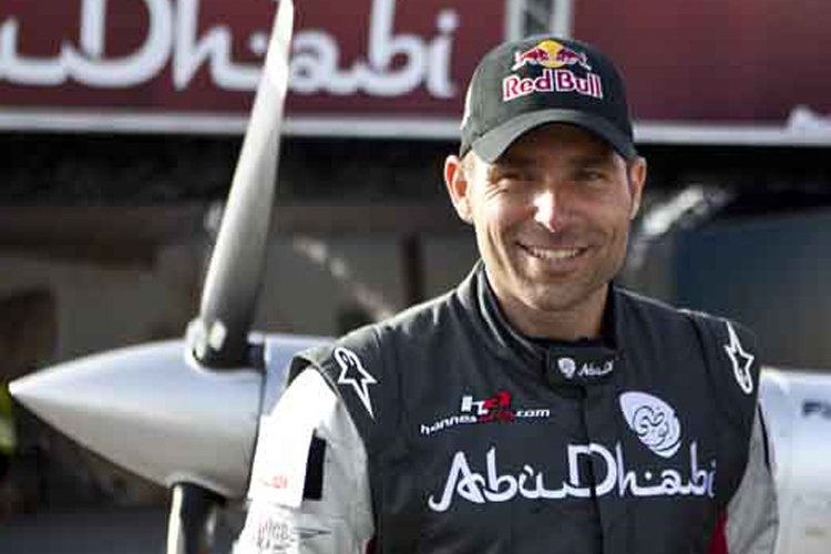 Arch vor seinem Hangar, mit neuem Sponsor – Abu Dhabi.