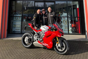 Alberto Surra (Mitte) ist neu in der Superbike-WM)