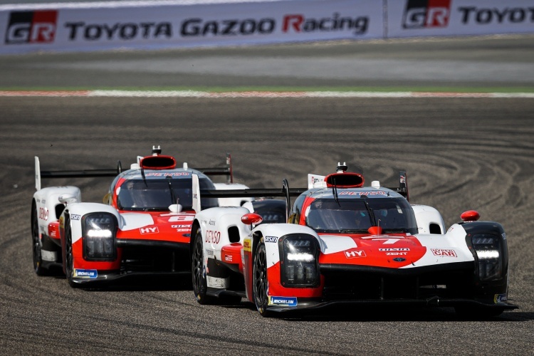 Auch in Bahrain bei der FIA WEC erfolgreich: Die beiden Toyota GR010 Hybrid