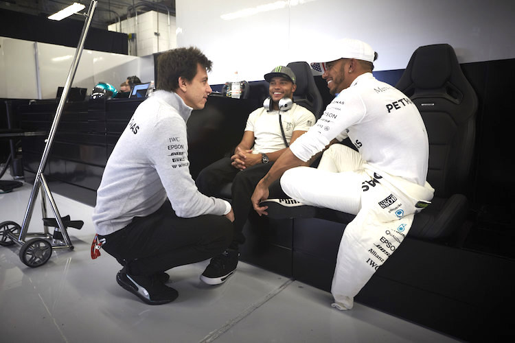 Mercedes-Teamchef Toto Wolff mit den Brüdern Nick und Lewis Hamilton