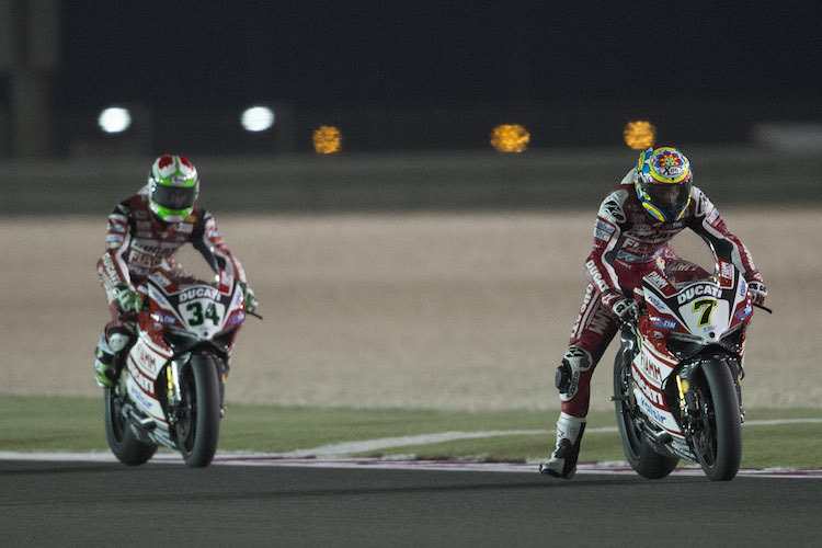 Chaz Davies (7) und Davide Giugliano (34) schenkten sich in den beiden Katar-Rennen nichts