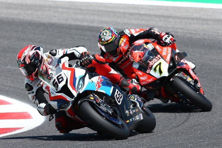 Tom Sykes vor Chaz Davies