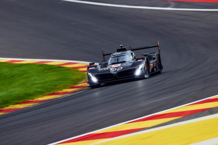 Der BMW M Hybrid V8 in der Eau Rouge von Spa-Francorchamps