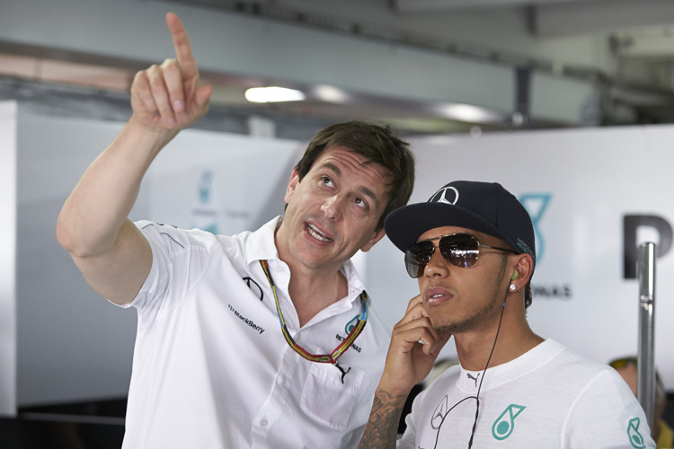 Mercedes-Renndirektor Toto Wolff mit Lewis Hamilton