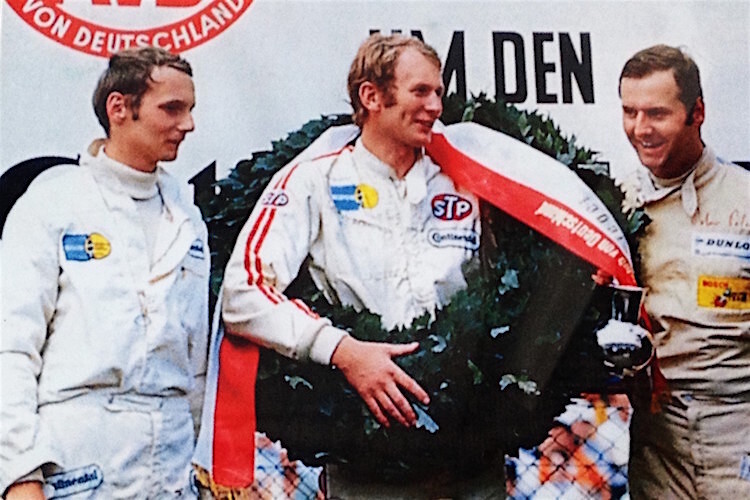 Diskussionen nach dem Formel V-Mega-Match 1969 am Ring: Die Rivalen Lauda und Marko, rechts hört Landsmann Peter Peter amüsiert zu 