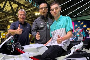 Teamchef Paul Tobin, Kove-Manager Wang Zhen und Benat Fernandez (v.l.))