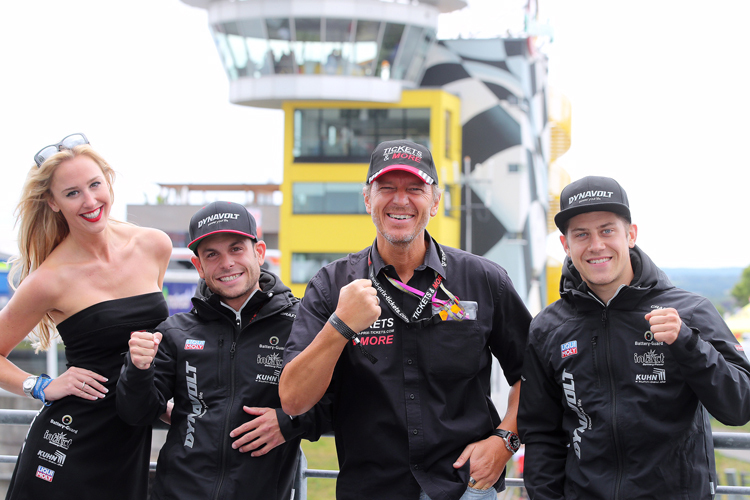 Grid-Girl, Sandro Cortese, Jochen Kunze (Inhaber von Tickets & More) und Marcel Schrötter