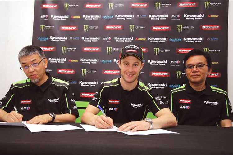 Jonathan Rea (Mitte) bleibt Kawasaki treu