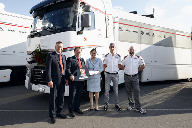 Freude herrscht (v.l.): Verkaufsleiter Christoph Kaufmann, CEO Luzi Thomann, Sauber Teamchefin Monisha Kaltenborn, Pilot Adrian Sutil und Silvan Rüegg, Thomann-Manager Transport