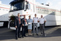 Freude herrscht (v.l.): Verkaufsleiter Christoph Kaufmann, CEO Luzi Thomann, Sauber Teamchefin Monisha Kaltenborn, Pilot Adrian Sutil und Silvan Rüegg, Thomann-Manager Transport
