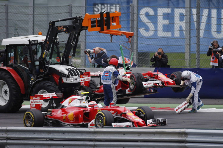 Kimi Räikkönen passiert den gestrandeten Ferrari von Vettel
