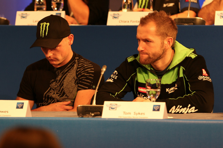 Sam Lowes (li.) und Tom Sykes während der Pressekonferenz