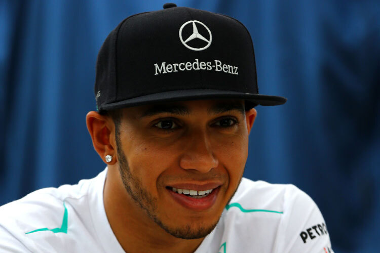 Lewis Hamilton freut sich über Platz 2 seines Teams in der WM-Wertung