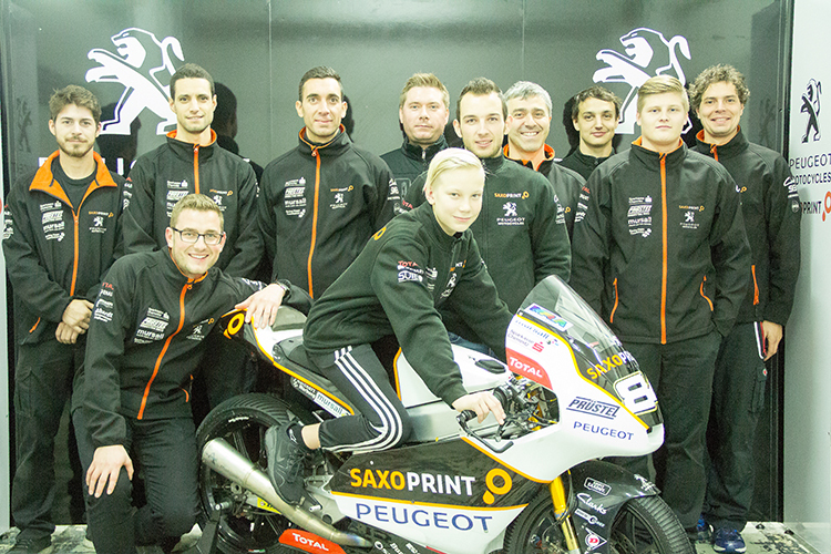 Teambesitzer Florian Prüstel (vorne links) mit Patrik Pulkkinen und der Crew 