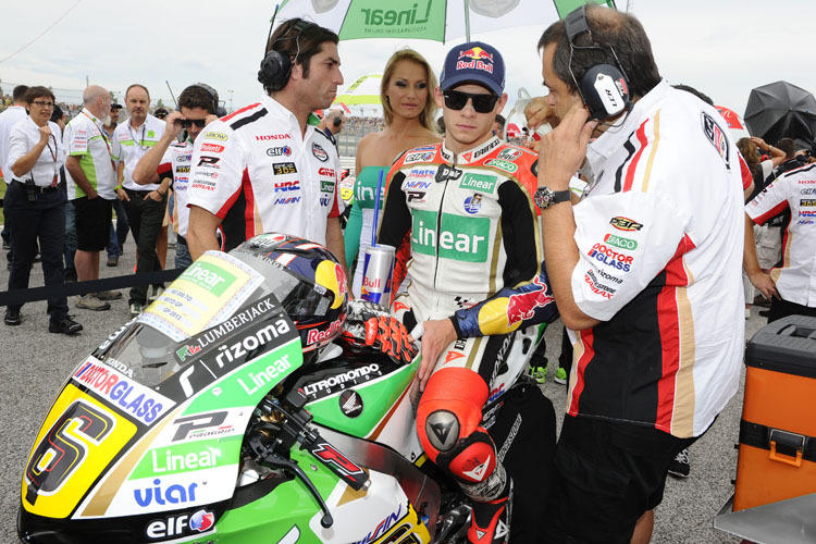 Stefan Bradl mit Teamkoordinator Oscar Haro (li.) und Crew-Chief Beefy Bourguignon