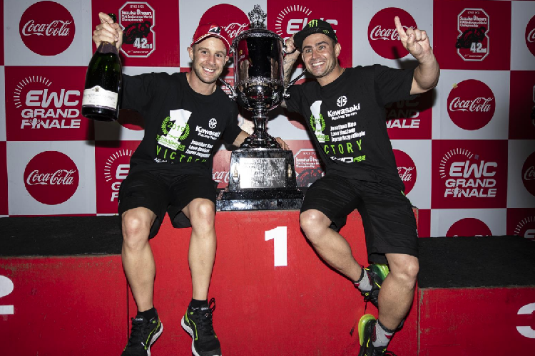 Jonathan Rea und Leon Haslam posieren mit dem Siegerpokal - wo ist Toprak Razgatlioglu?