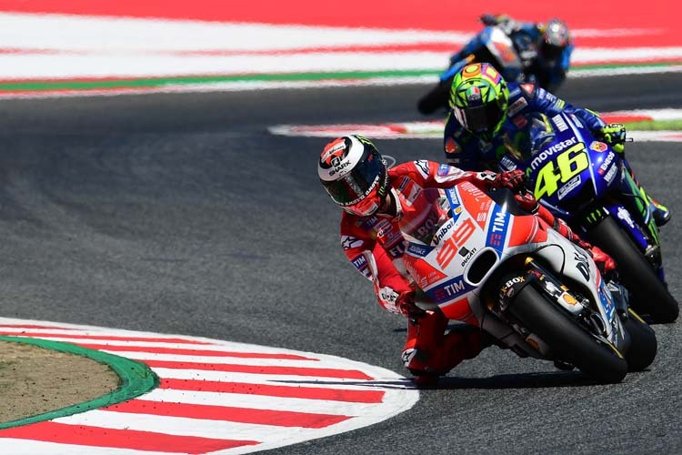 Jorge Lorenzo vor Valentino Rossi