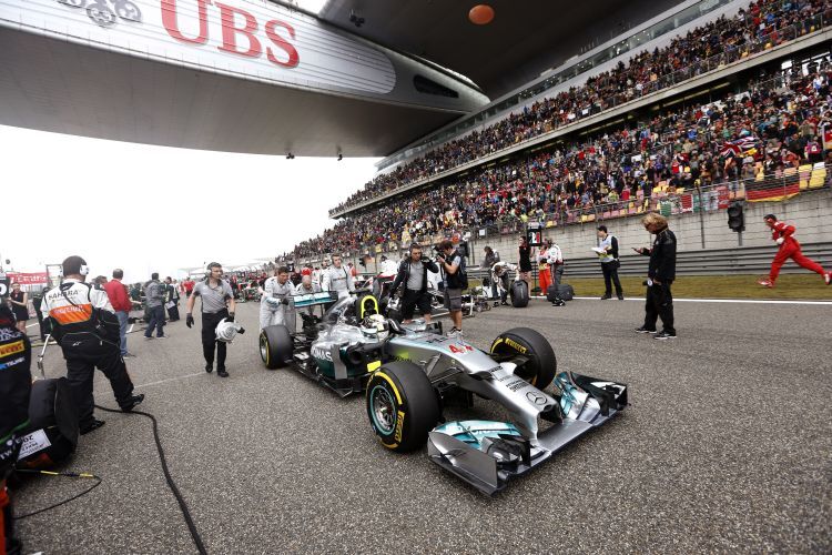 Lewis Hamilton vor dem Start in Shanghai