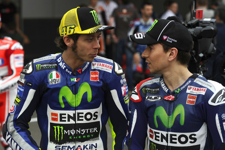 Valentino Rossi (li.) und Jorge Lorenzo sind Yamaha-Werksfahrer