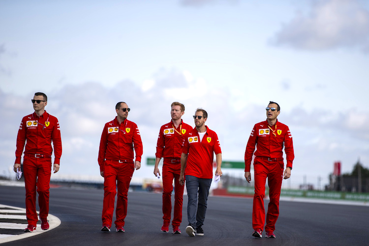 Sebastian Vettel und seine Mitarbeiter bei der Pistenbesichtigung