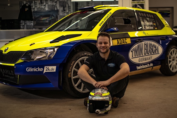 Philip Geipel vor seinem Skoda Fabia R5