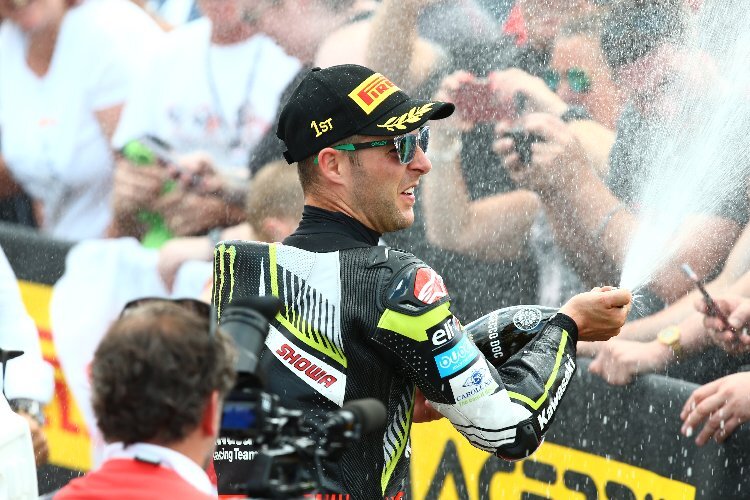 Niemand ist an der Sektflasche so geübt wie Jonathan Rea