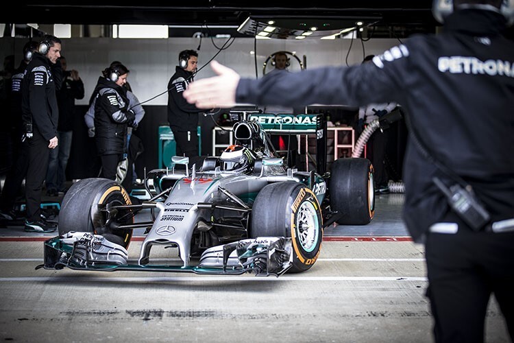 Jorge Lorenzo im 2014er Weltmeister-Mercedes von Lewis Hamilton