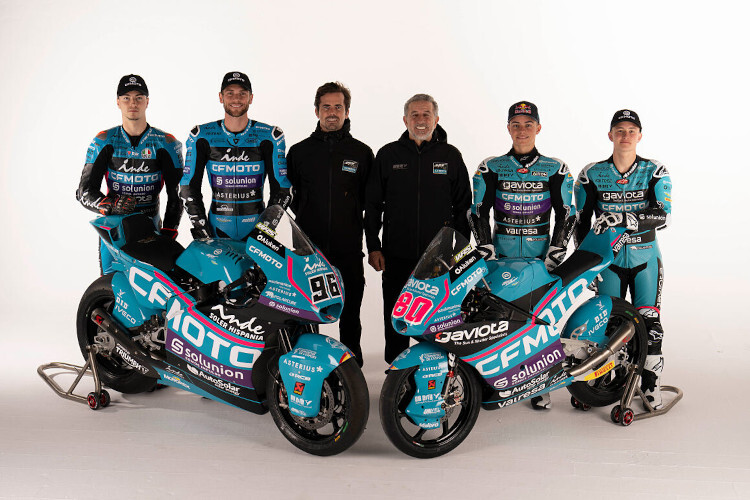 Das CFMOTO Aspar Racing Team mit Izan Guevara, Jake Dixon, Nico Terol, Jorge Martínez, David Alonso und Joel Esteban